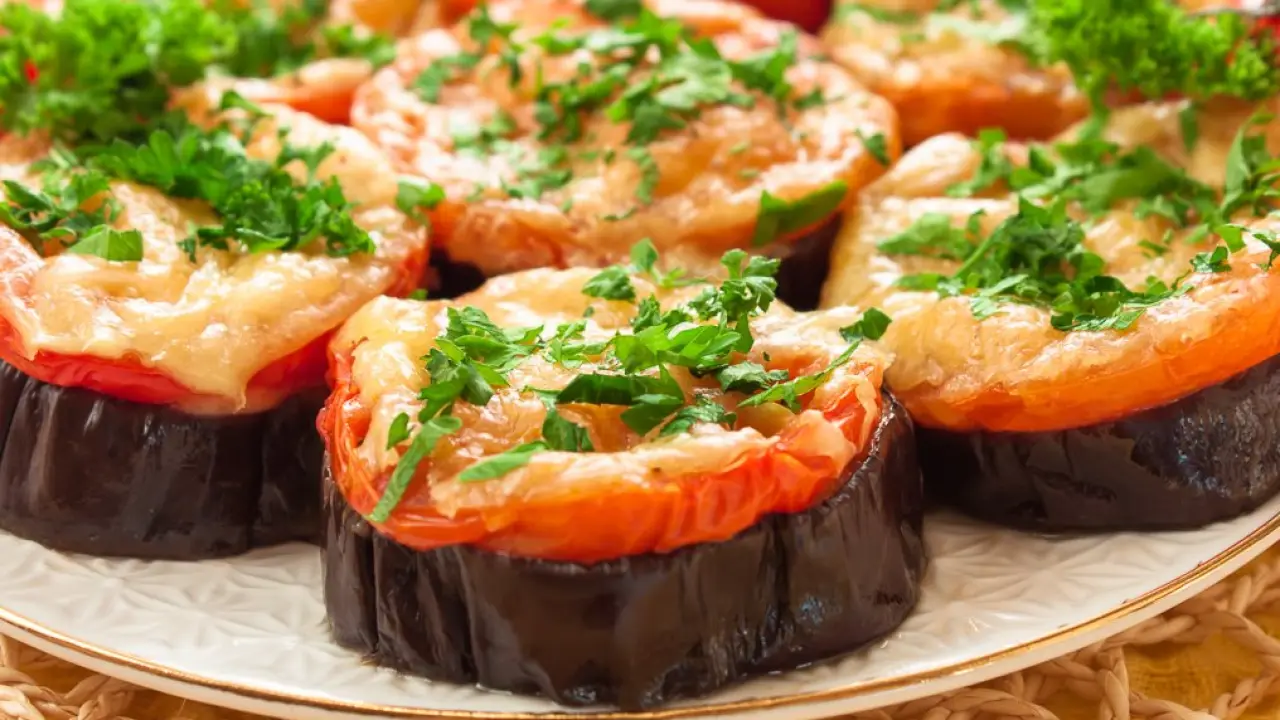 Запеченные баклажаны с сыром и помидорами - рецепт с фото