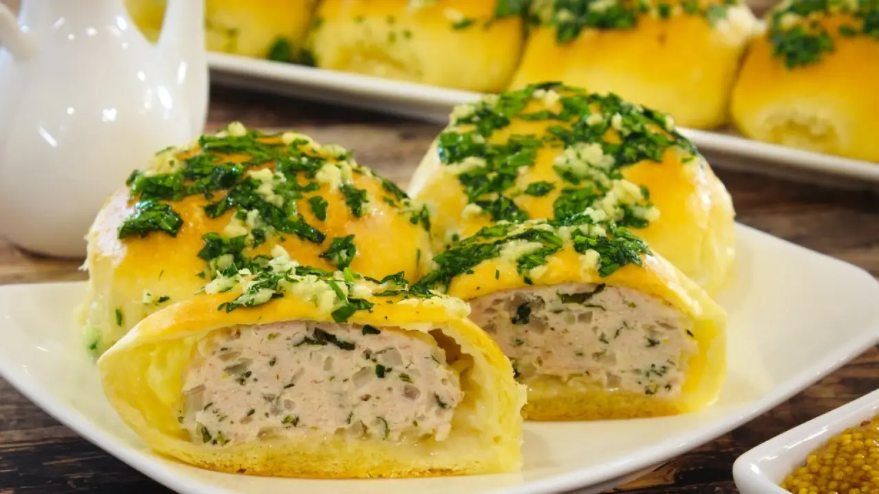 Мясные булочки с чесночным соусом - рецепт с фото