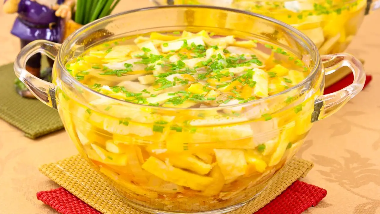 Суп из курицы с яичными блинчиками - рецепт с фото