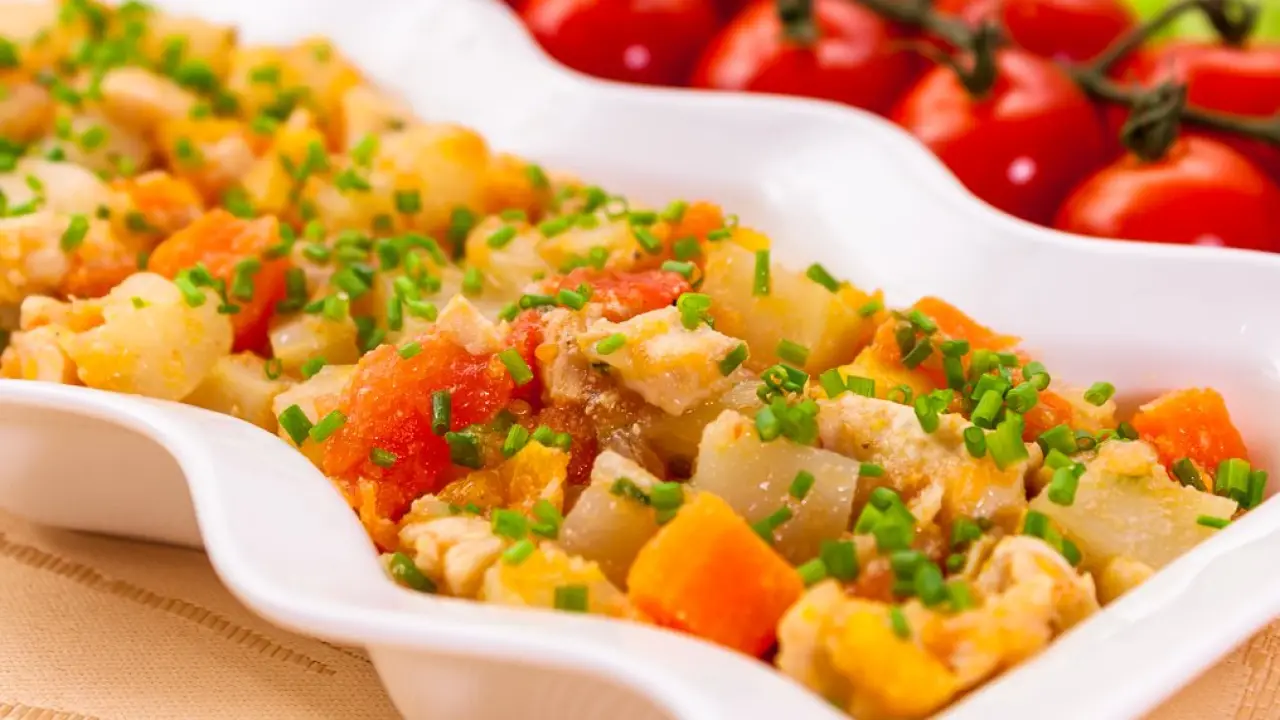 Тушеная кольраби с овощами и куриным филе - рецепт с фото