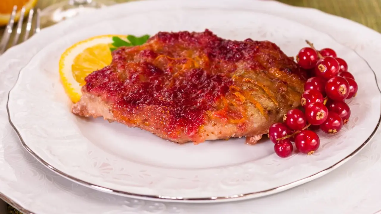Запеченное мясо с брусничным соусом - рецепт с фото