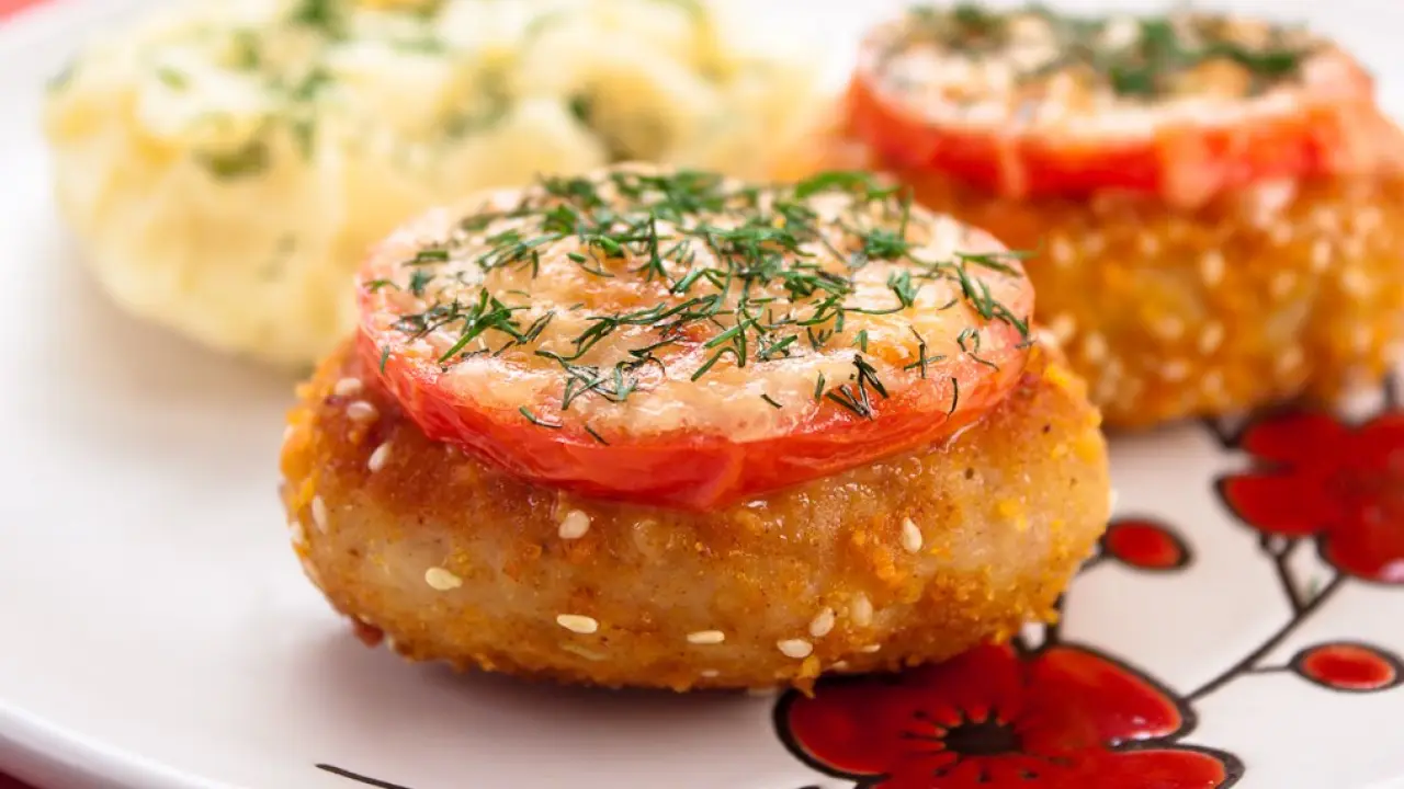 Жареные котлеты из индейки с сыром и помидорами - рецепт с фото