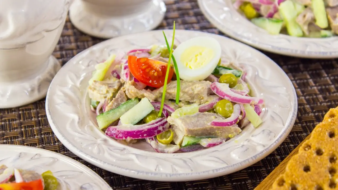 Салат из языка с огурцами, горошком и маринованным луком - рецепт с фото