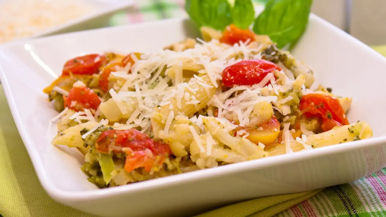 Куриное филе с макаронами, цветной капустой и брокколи - рецепт с фото