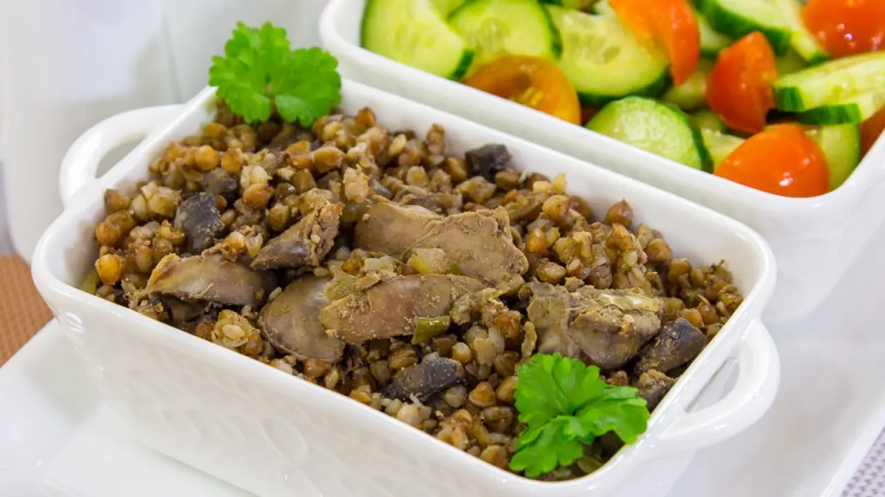 Жареная куриная печень с гречкой и грибами - рецепт с фото