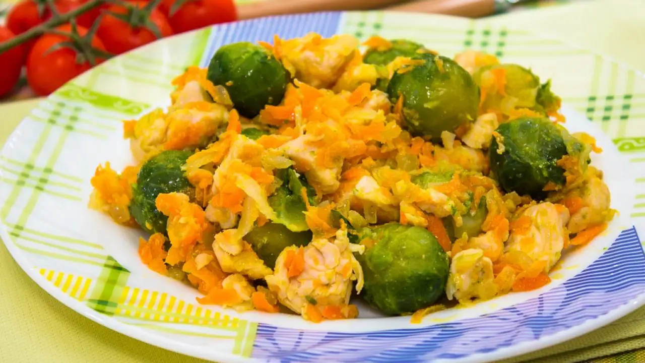 Жареное куриное филе с капустой брюссельской - рецепт с фото