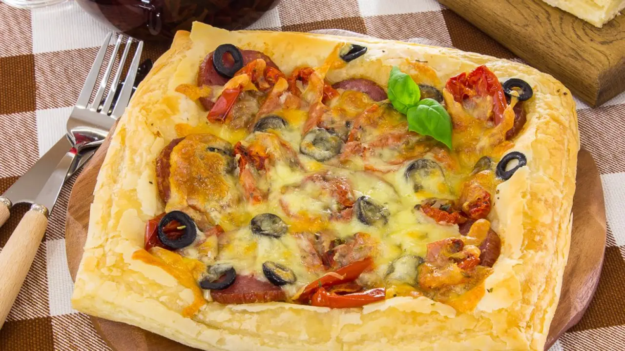 Пирог с маслинами, вялеными томатами и салями - рецепт с фото
