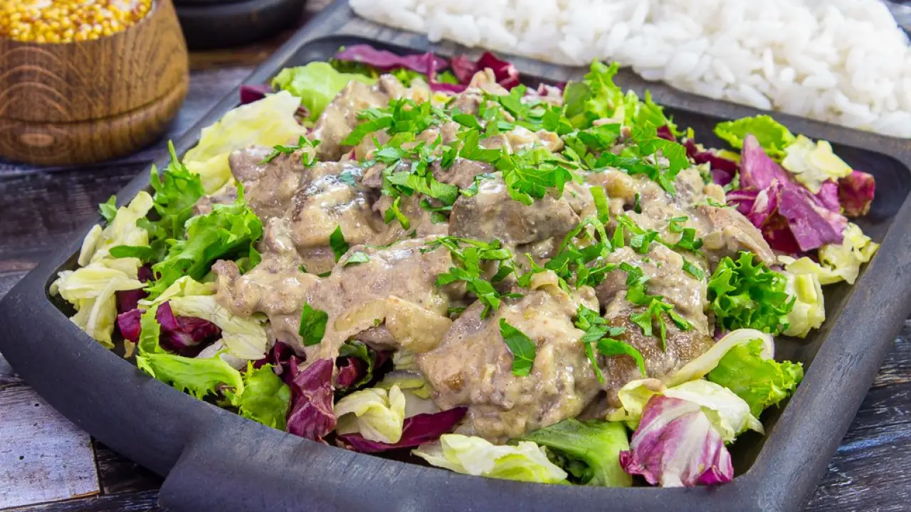 Печень куриная с грибами под сметанно-горчичным соусом - рецепт с фото