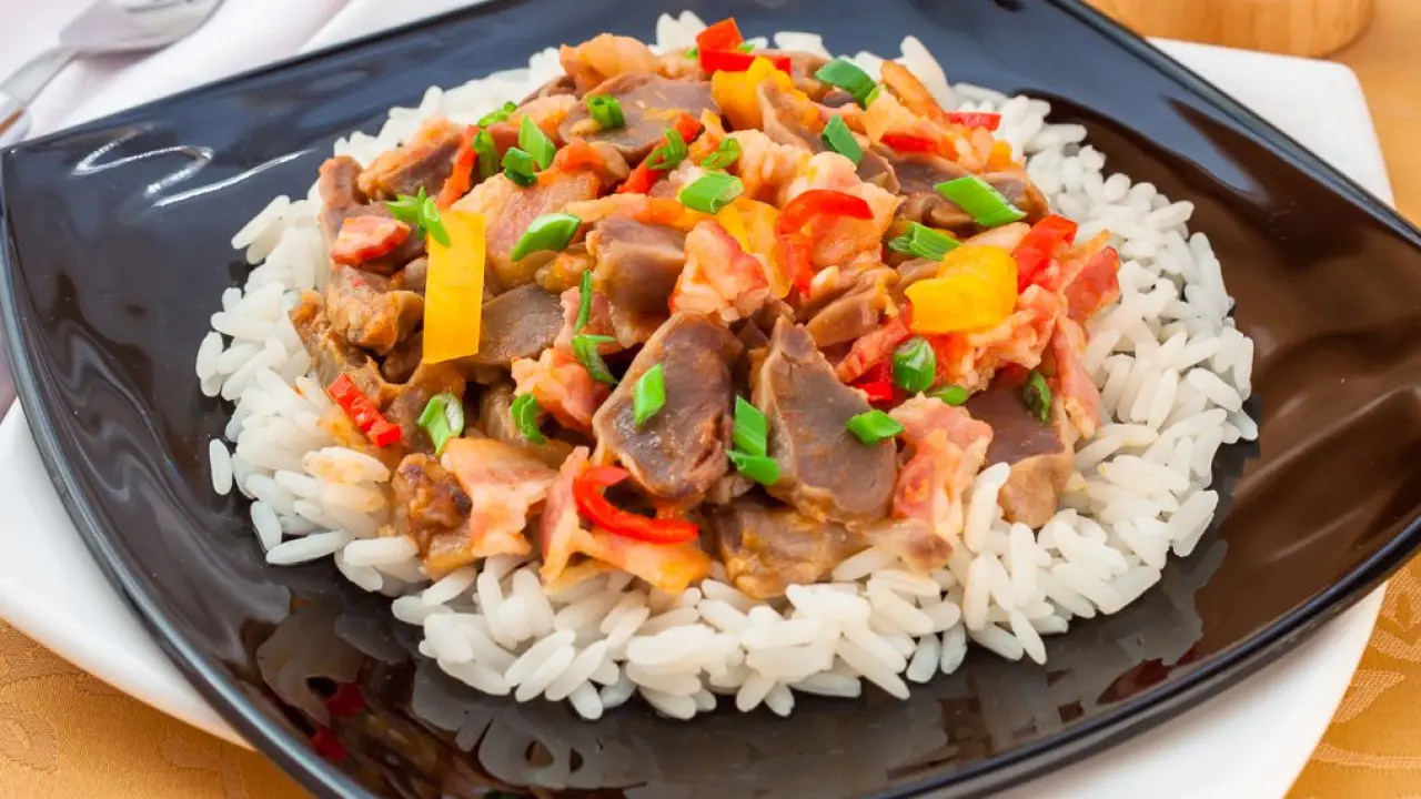 Жареные куриные желудки с овощами и беконом - рецепт с фото