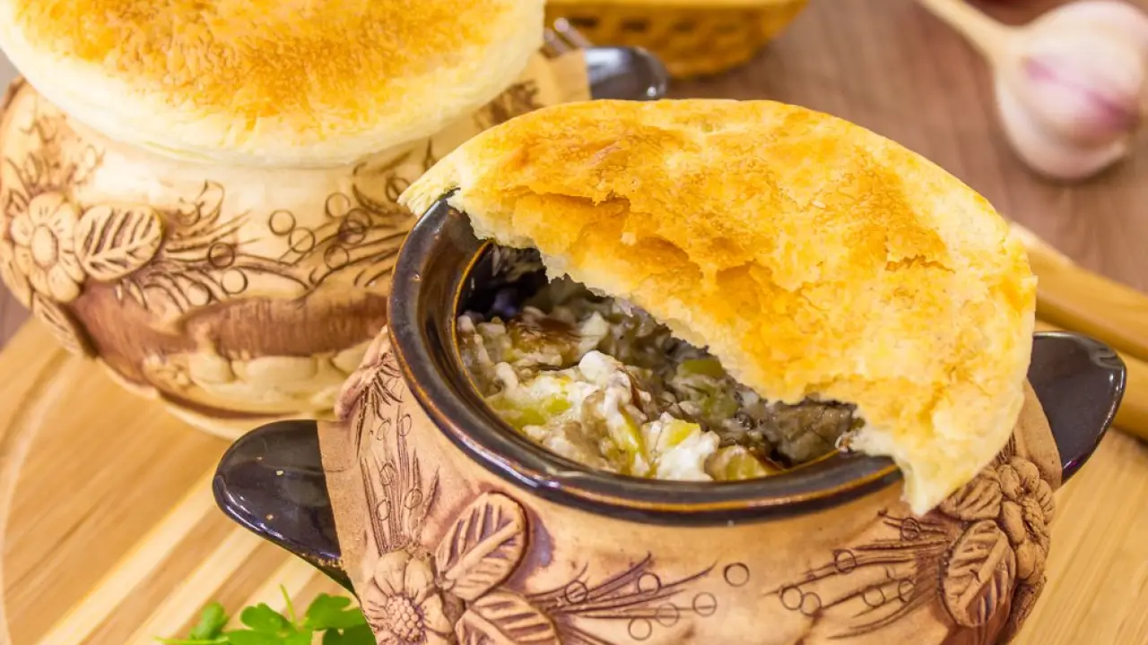Мясное жаркое с грибами в горшочках под тестовой крышкой - рецепт с фото