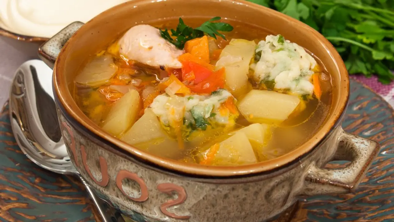 Овощной суп с цыпленком и зелёными клецками - рецепт с фото