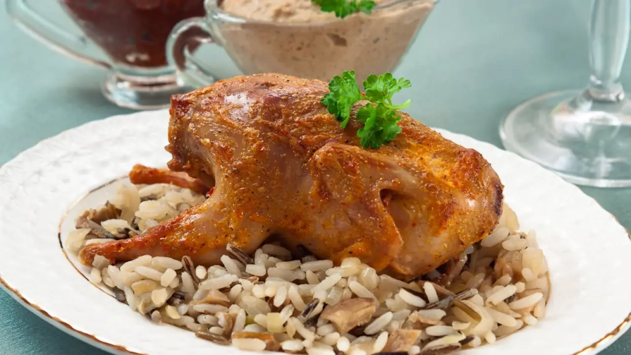 Перепела с грибным соусом, рисом и белыми грибами - рецепт с фото