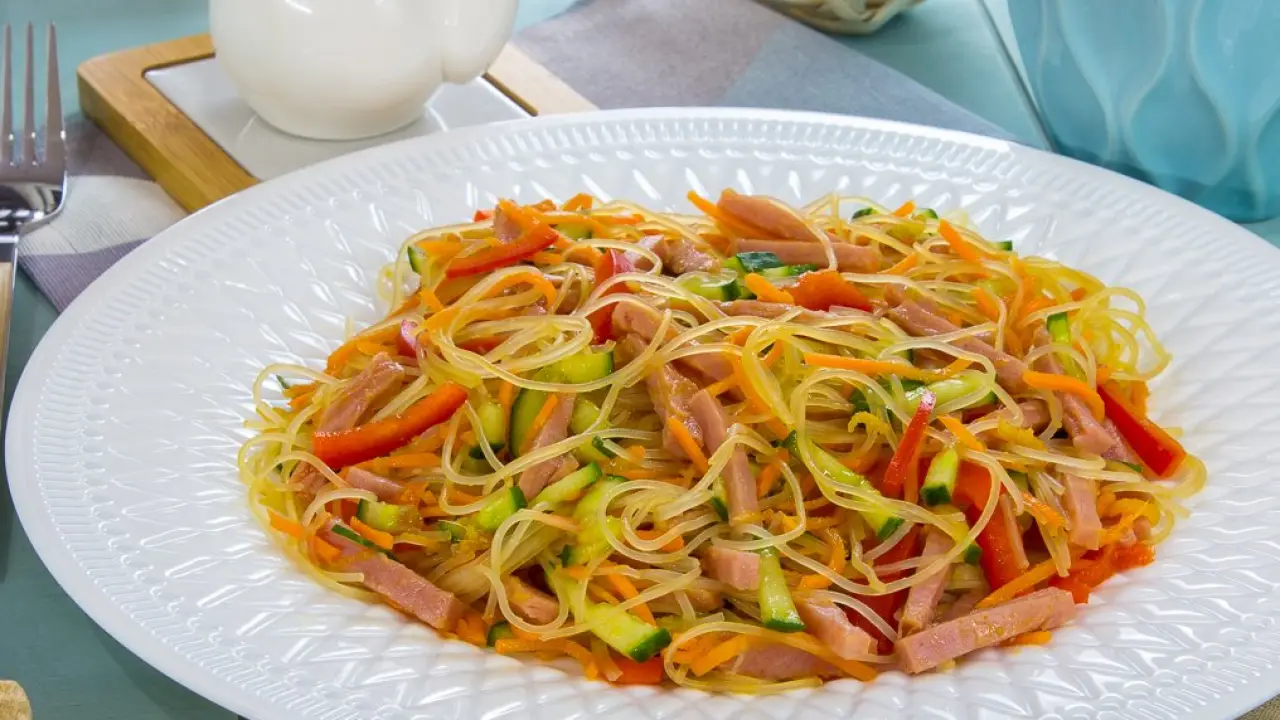 Мясной салат с фунчозой и корейской морковью - рецепт с фото