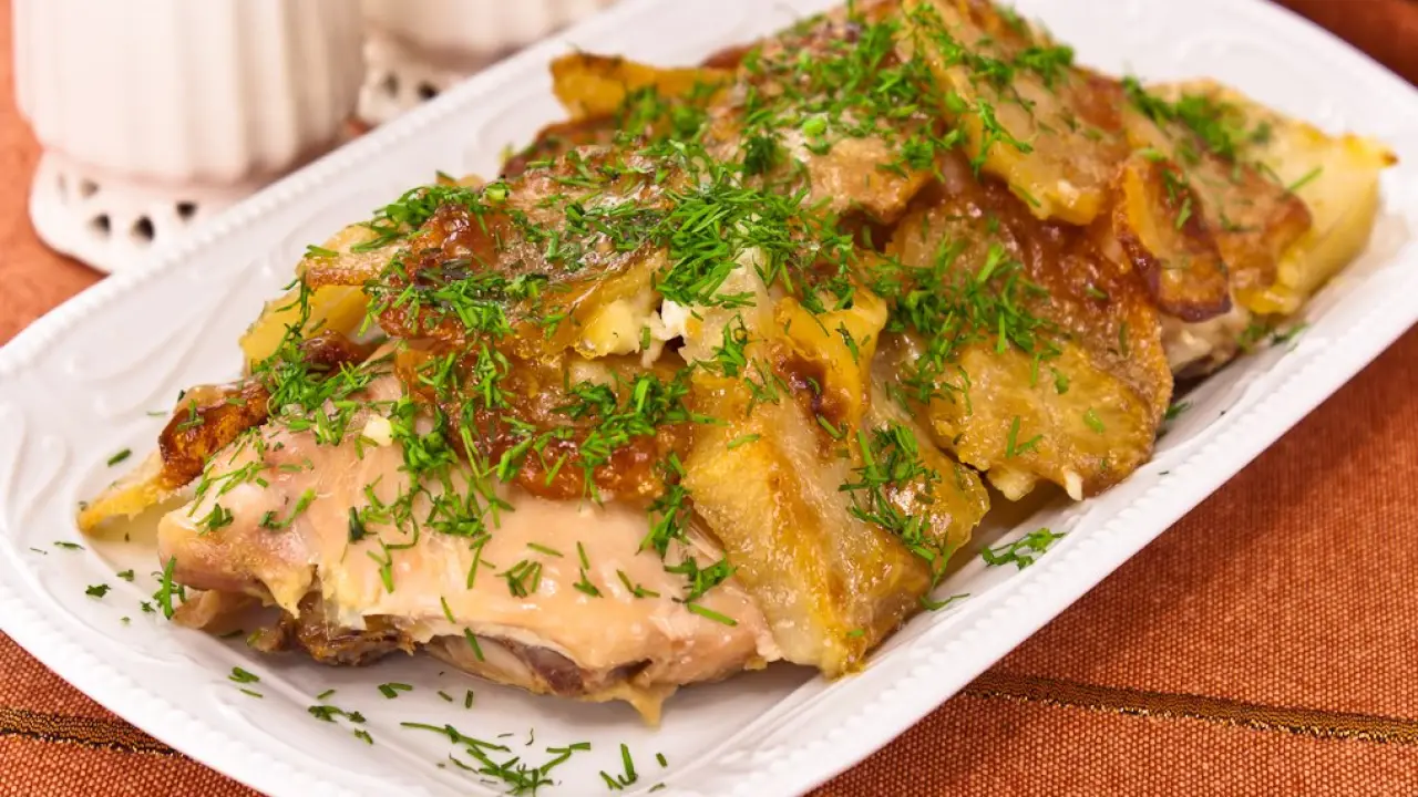 Запеченная курица с картофелем под майонезной шапкой - рецепт с фото