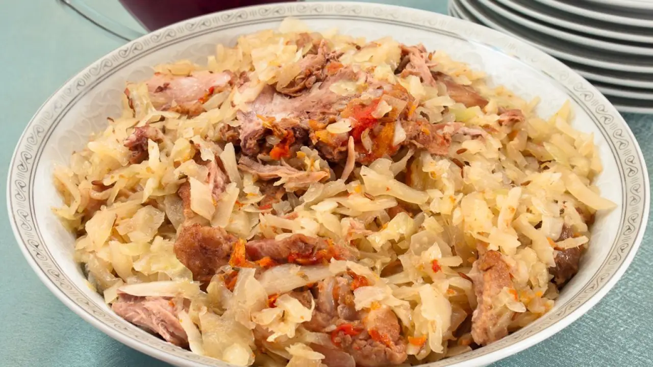 Тушеная утка с капустой и соусом из брусники - рецепт с фото