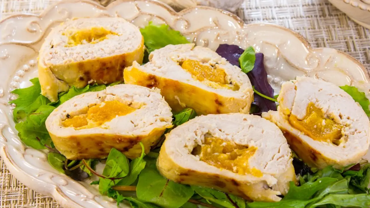 Фаршированное куриное филе с сыром и абрикосами - рецепт с фото