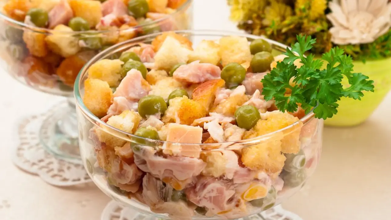 Салат из копченого окорочка с горошком и сухариками - рецепт с фото