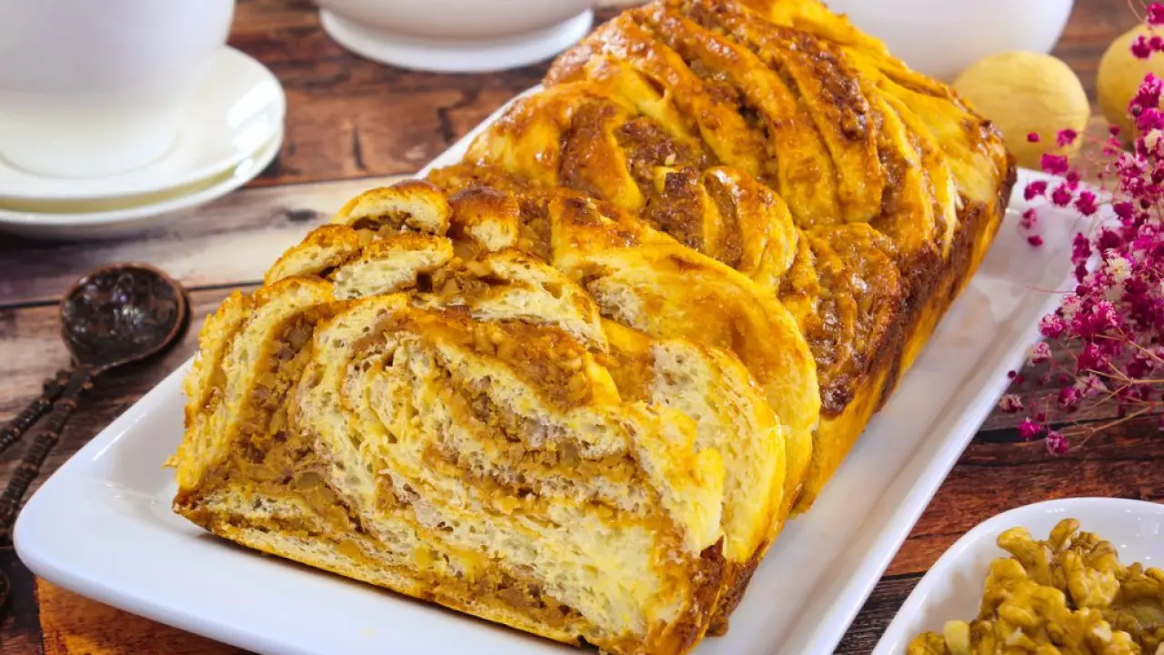Плетенка с грецкими орехами и вареной сгущенкой - рецепт с фото