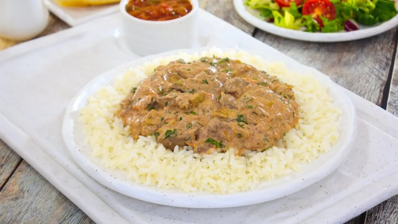 Куриная печень в соусе из томатов и сметаны - рецепт с фото