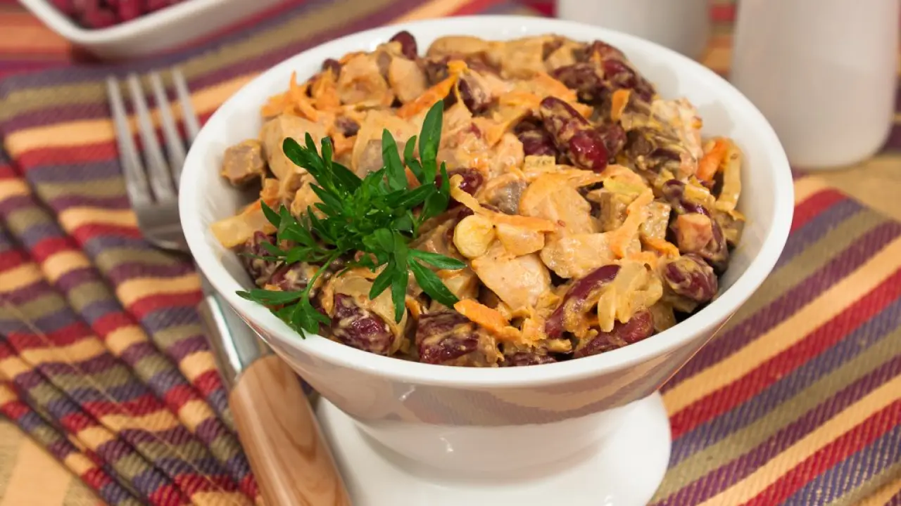 Сытный салат из фасоли, печени и маринованных грибов - рецепт с фото