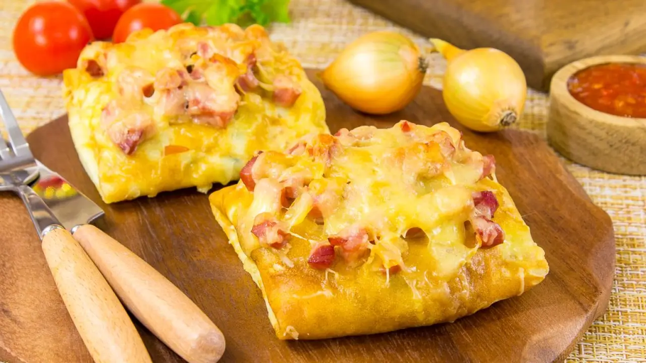 Запеченные блины с начинкой из сыра и ветчины - рецепт с фото