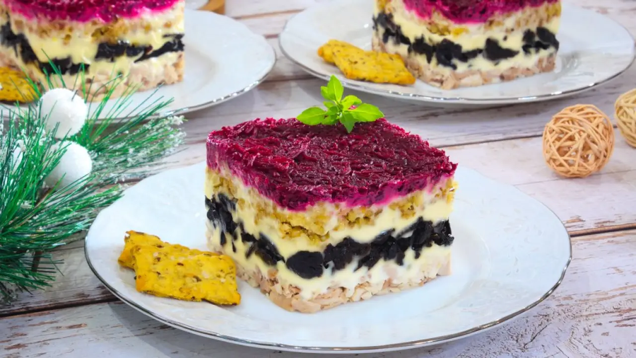 Салат со свеклой, запеченной курицей и грецкими орехами - рецепт с фото