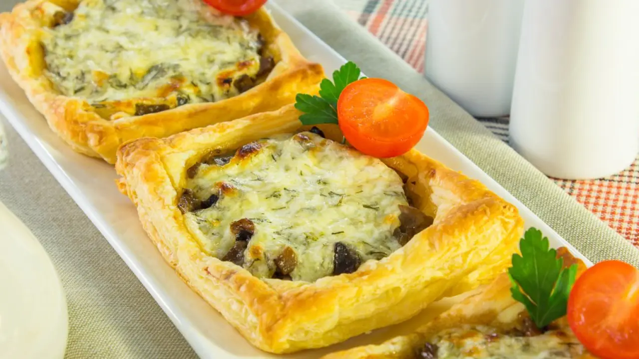 Грибные тарты под соусом из сыра и сметаны - рецепт с фото