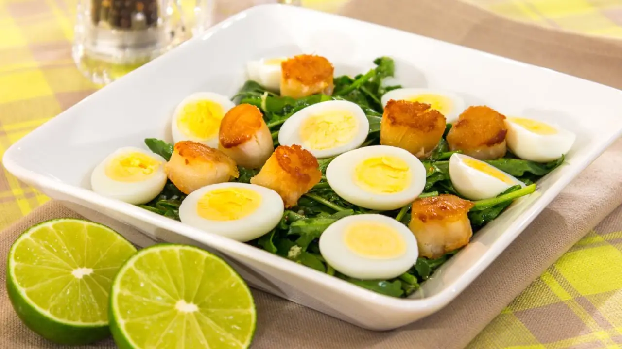 Салат из рукколы с морскими гребешками - рецепт с фото