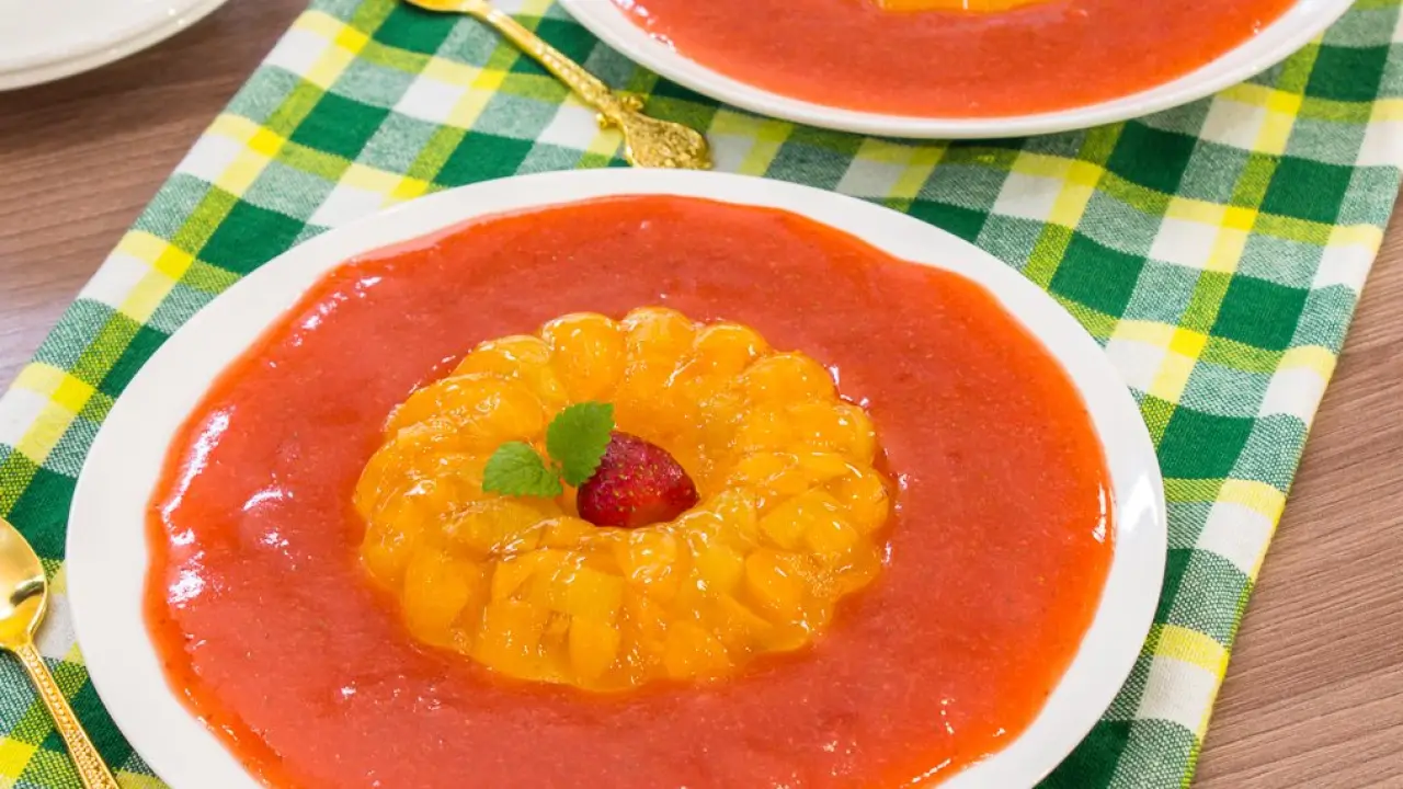 Желе из абрикосов с соусом из клубники - рецепт с фото