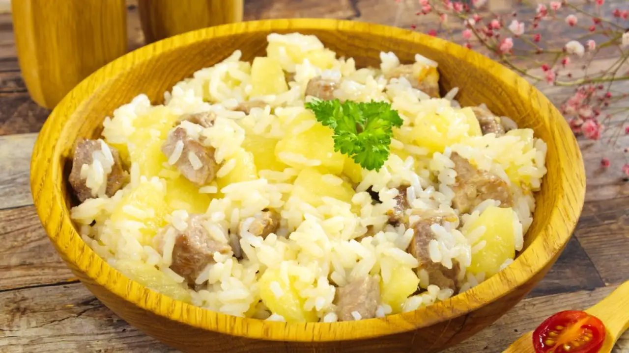 Жареное филе индейки с рисом и ананасами - рецепт с фото