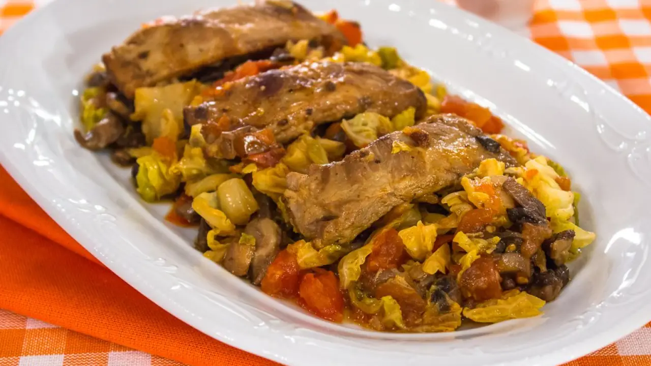 Свиные ребрышки с грибами и савойской капустой - рецепт с фото