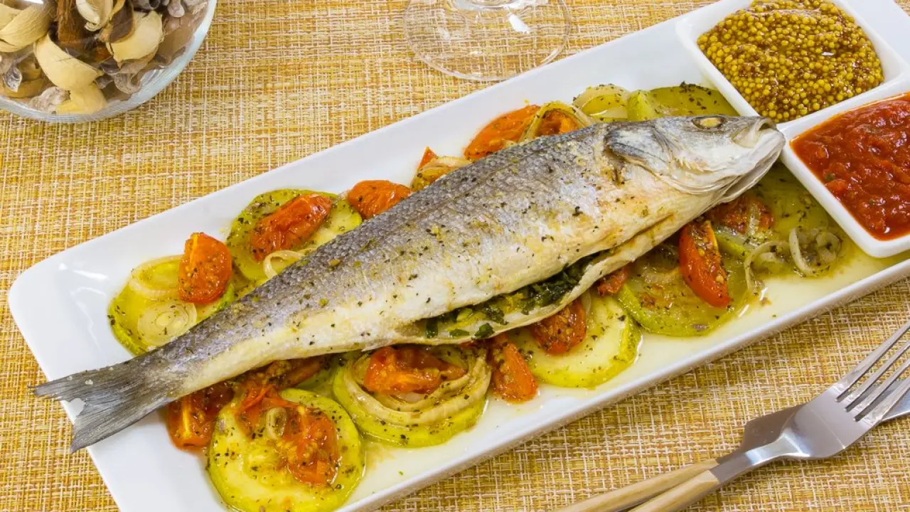 Запеченный сибас с овощами и начинкой из гремолаты - рецепт с фото
