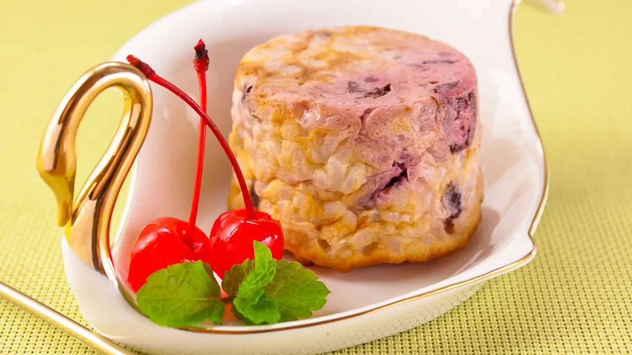 Запеканки из творога и риса с вишней - рецепт с фото