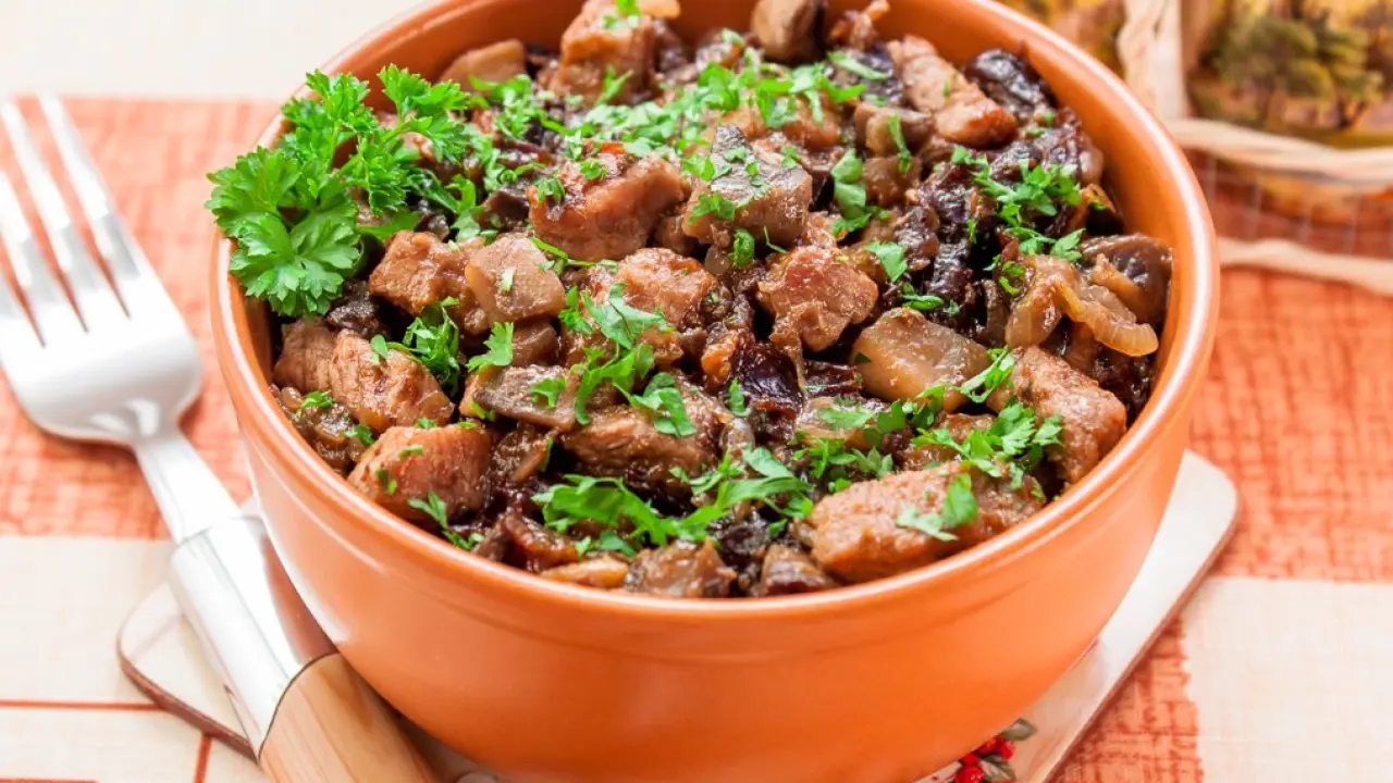Жареная свинина с черносливом и грибами - рецепт с фото