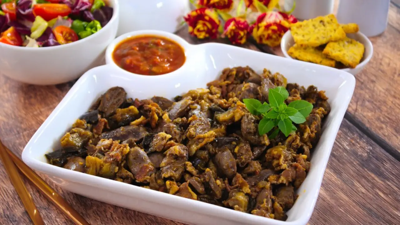 Сердечки куриные с баклажанами и беконом - рецепт с фото