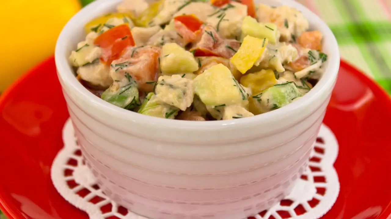 Салат из куриного филе с авокадо, перцем и помидорами - рецепт с фото