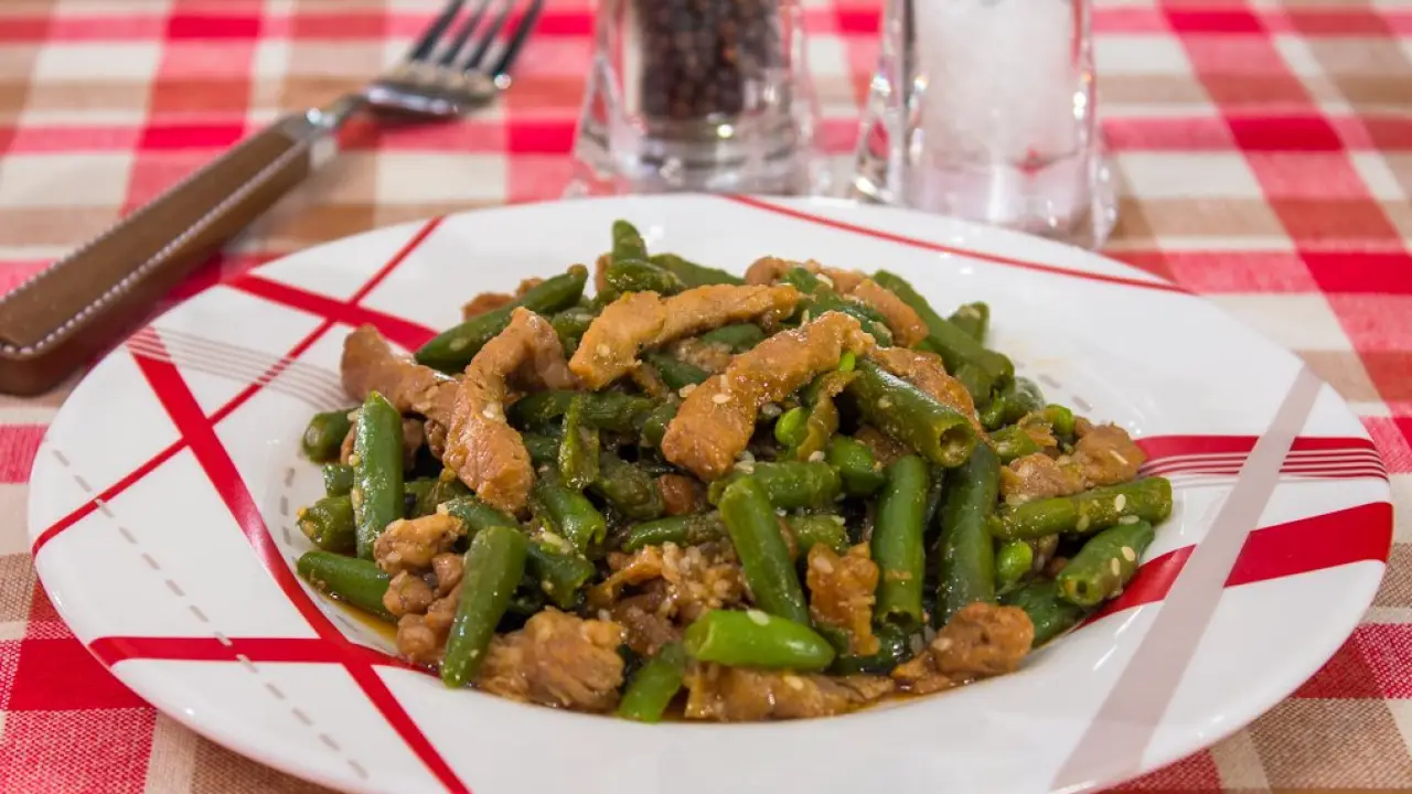 Жареная свинина с кунжутом и стручковой фасолью - рецепт с фото