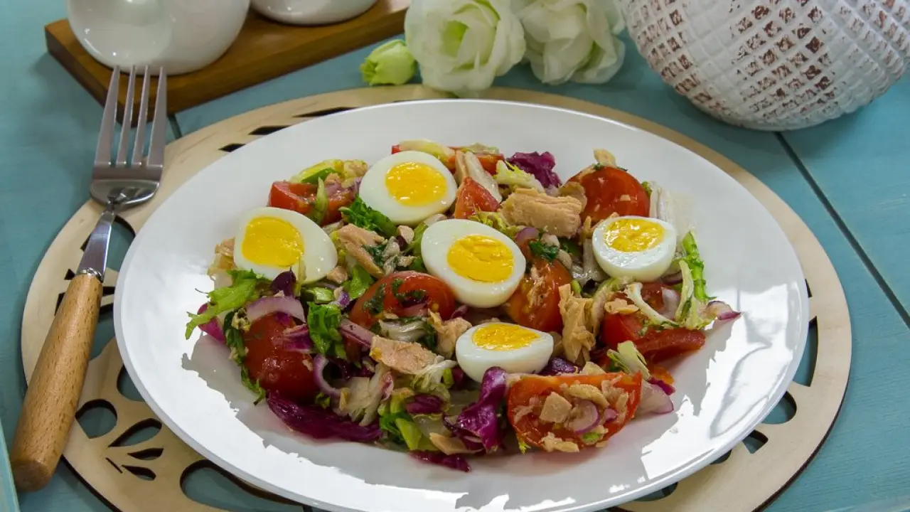 Салат из тунца с яйцами и помидорами - рецепт с фото