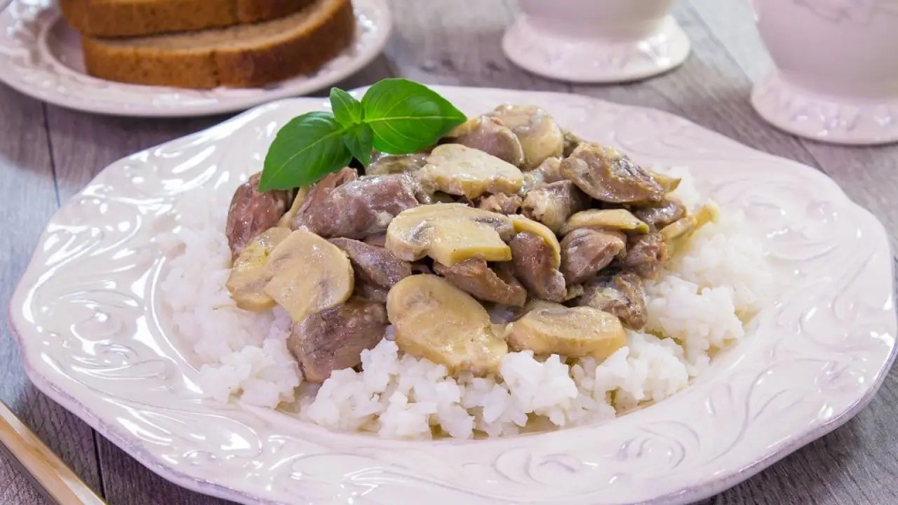 Сердечки куриные с грибами в сметанном соусе - рецепт с фото