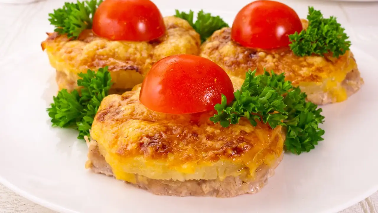 Запеченная свинина с сыром и ананасами - рецепт с фото