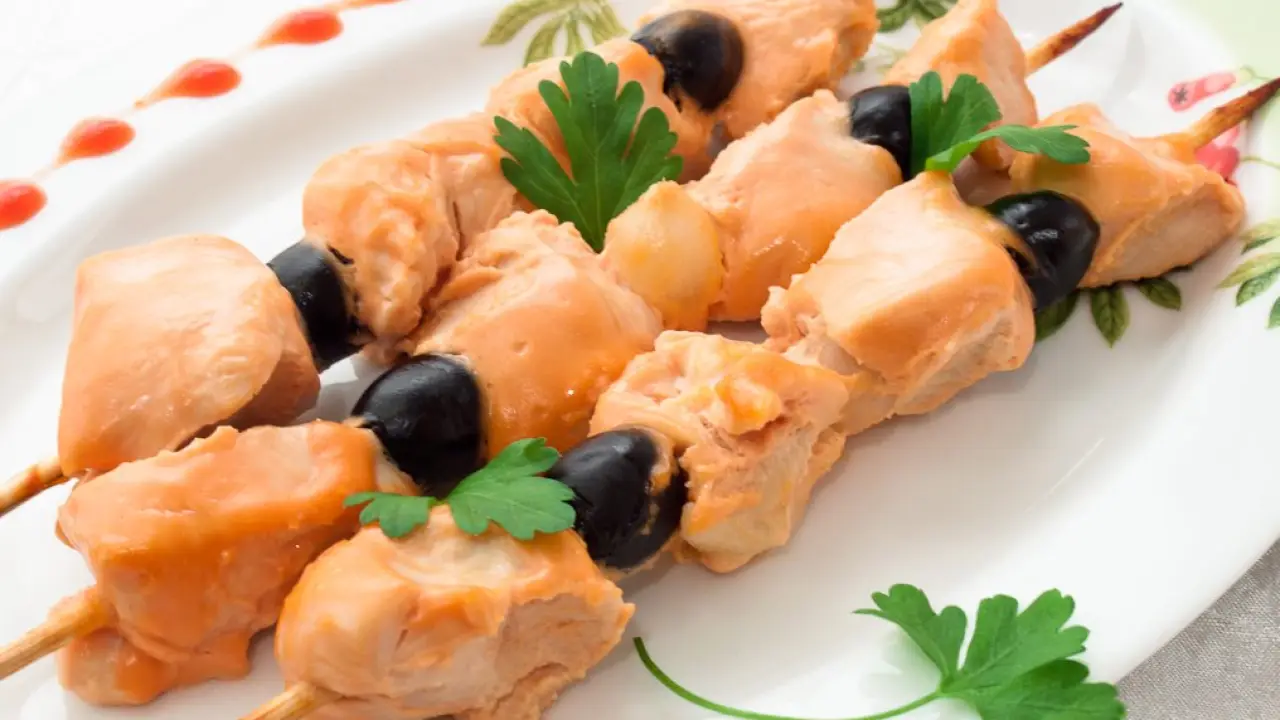 Домашние шашлычки в розовом маринаде - рецепт с фото