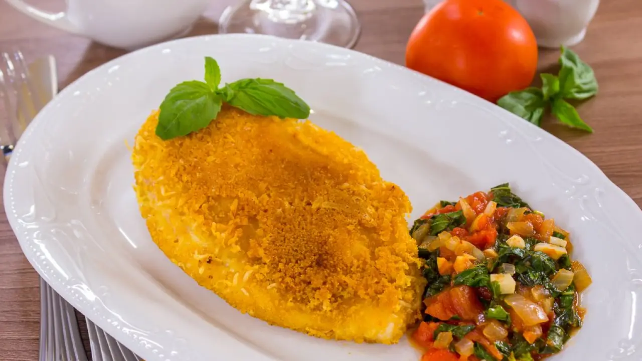 Куриное филе под сырной панировкой с томатным соусом - рецепт с фото