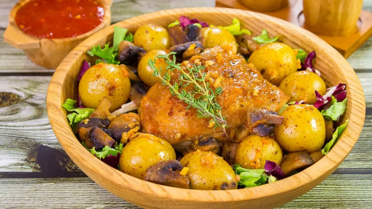 Куриное жаркое с картофелем и грибами - рецепт с фото