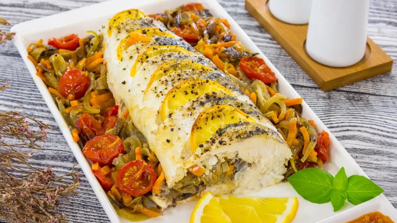 Запеченный судак с морковью, луком и грибами - рецепт с фото