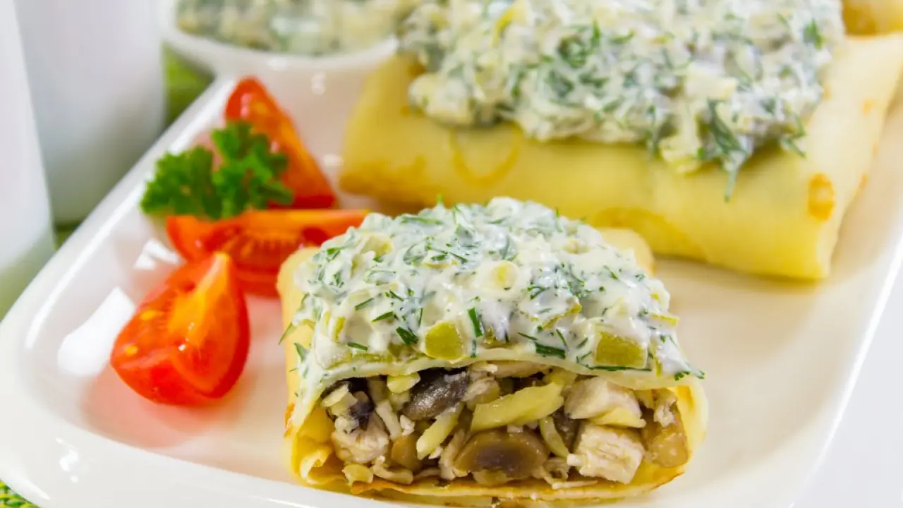 Блинчики с начинкой из куриного филе, сыра и грибов - рецепт с фото