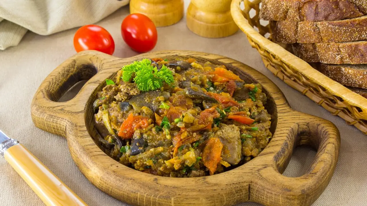 Жареная куриная печень с баклажанами - рецепт с фото