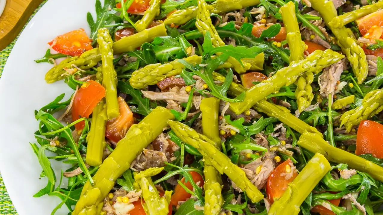 Салат из рукколы со спаржей и утиным филе - рецепт с фото