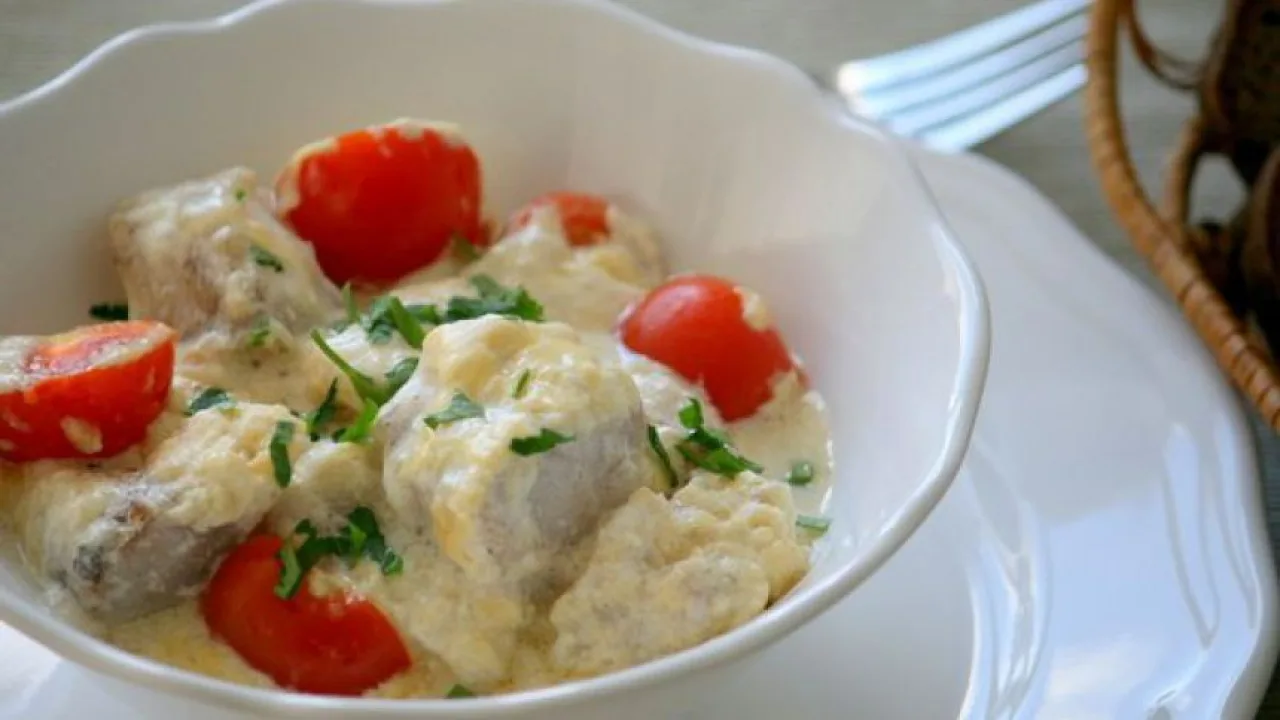 Треска запечённая с сыром и томатами - рецепт с фото