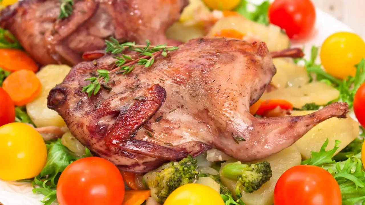 Запеченные перепела с беконом и овощами в винном маринаде - рецепт с фото