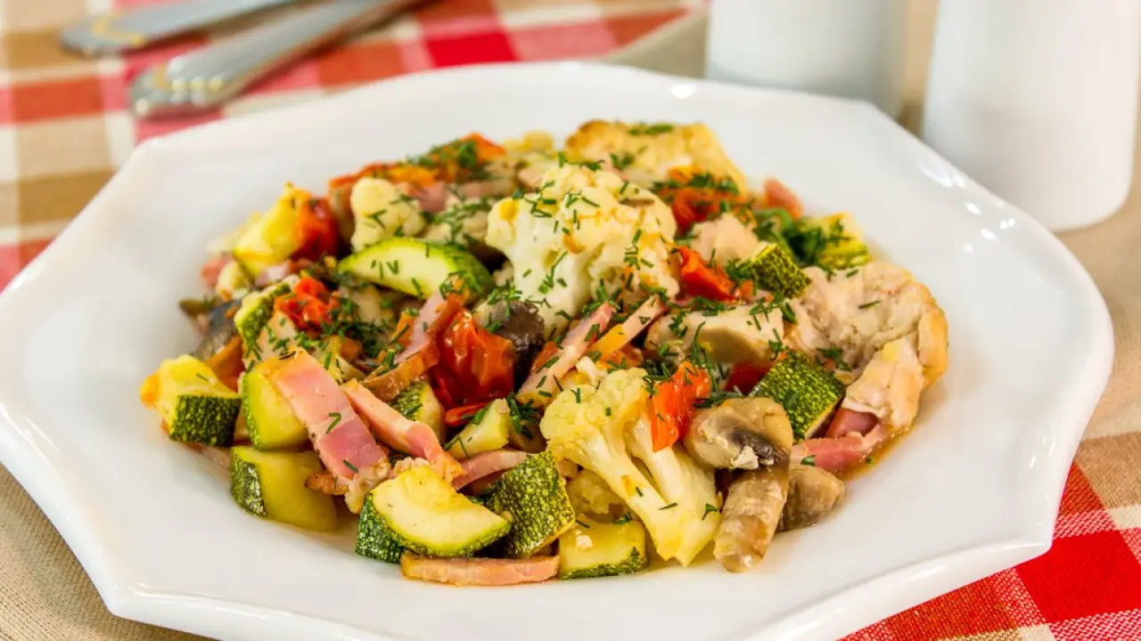 Запеченные овощи с курицей, грибами и беконом - рецепт с фото